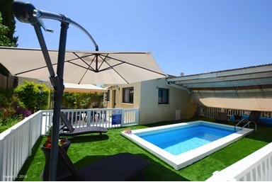 גולדנס סוויטות יוקרה - הבריכה והחצר