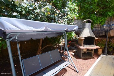 גולדנס סוויטות יוקרה - הבריכה והחצר