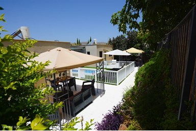 גולדנס סוויטות יוקרה - הבריכה והחצר