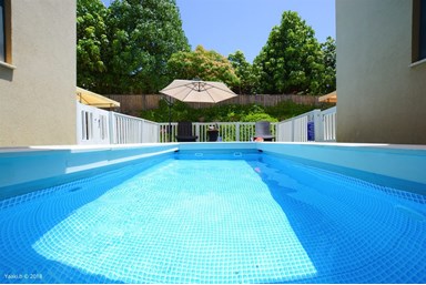 גולדנס סוויטות יוקרה - הבריכה והחצר