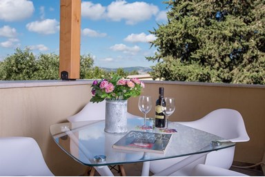 צימר קלאב - החצר, הבריכה והנוף