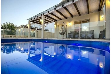 סוויטות אמיליה - בריכה פרטית לסוויטה