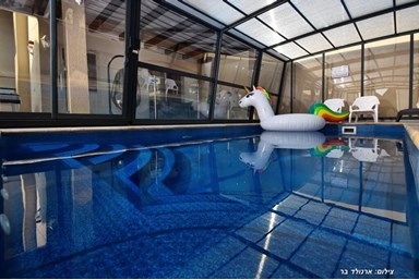 סוויטות אמיליה - חדר האוכל והחצר