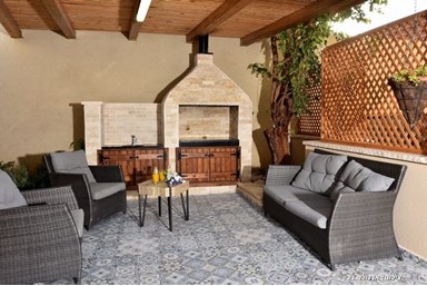 סוויטות אמיליה - בריכה פרטית לסוויטה