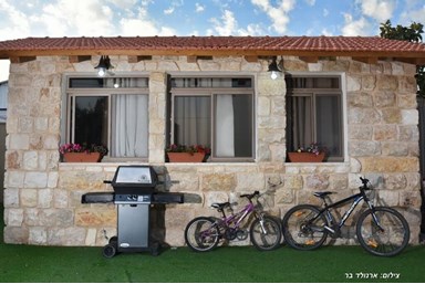 סוויטות אמיליה - חדר האוכל והחצר