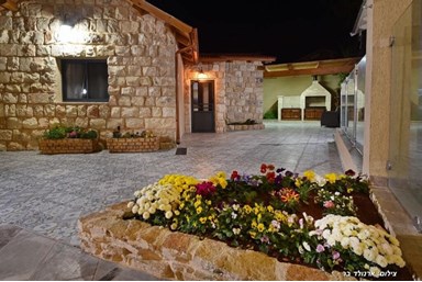 סוויטות אמיליה - חדר האוכל והחצר