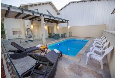 סוויטות אמיליה - חדר האוכל והחצר