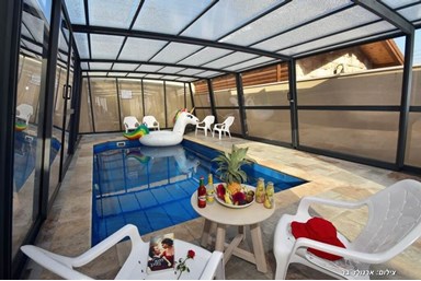 סוויטות אמיליה - בריכה פרטית לסוויטה