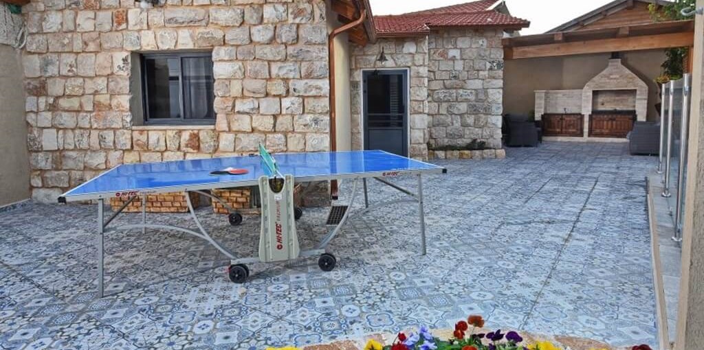 סוויטות אמיליה בריכה וחצר (10).jpg