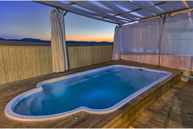 אחוזת המדבר - מתחמי החוץ והבריכות