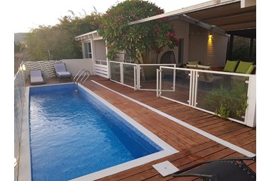 בקתות רנה - Renee - הבריכה והג'קוזי