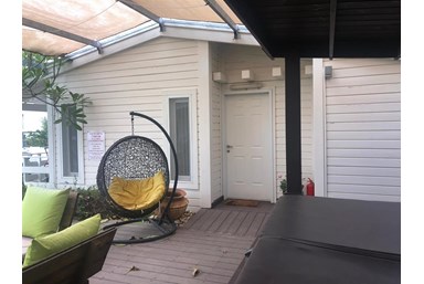 בקתות רנה - Renee - הבריכה והג'קוזי