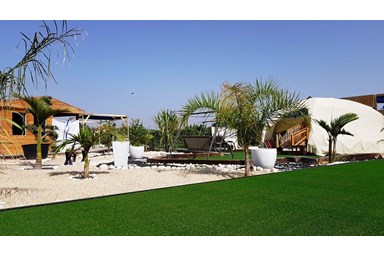 הרימו עוגן - הבריכה ומתחם החוץ