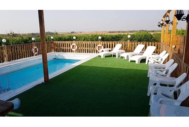 הרימו עוגן - הבריכה ומתחם החוץ