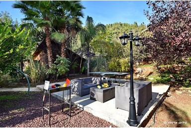 נפלאות הגליל - הבריכה והחצר