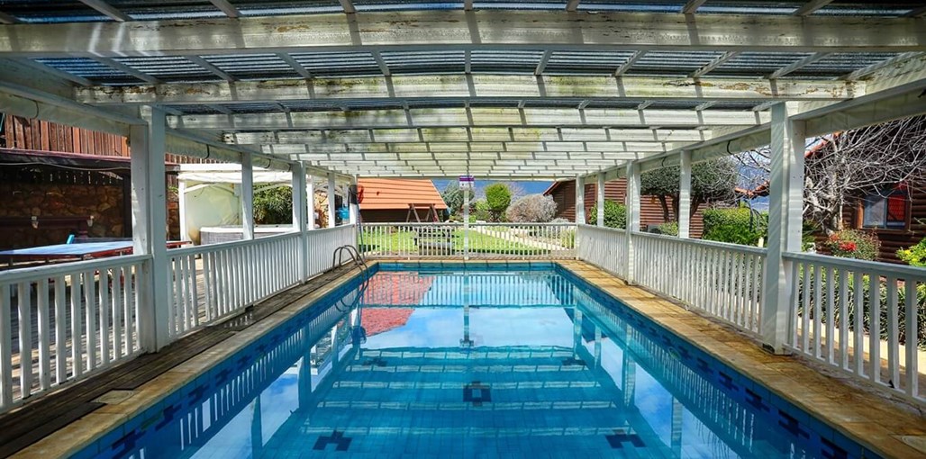 מקום קצת אחרת חצר ובריכה (7).jpg