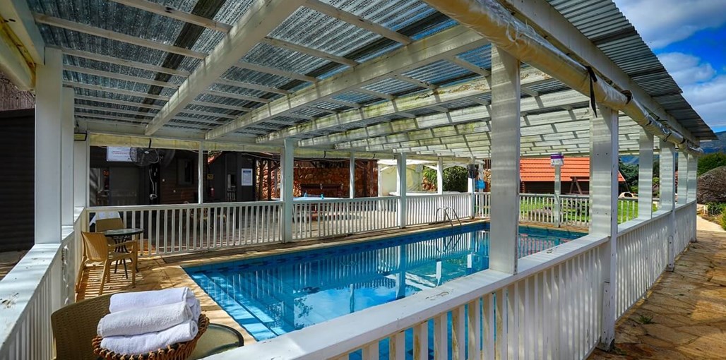 מקום קצת אחרת חצר ובריכה (9).jpg