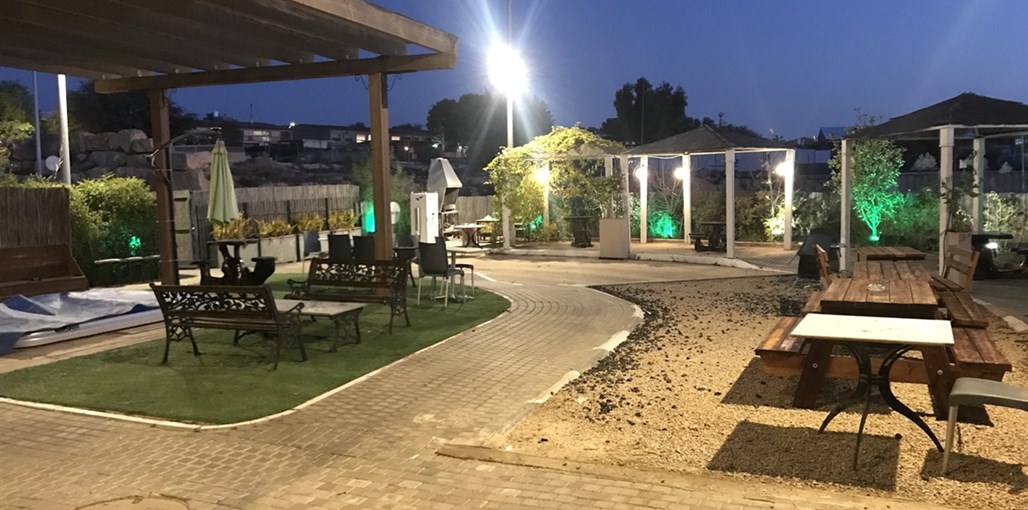 אירוח פאנגיה מצפה רמון מתחם החוץ (6).jpg