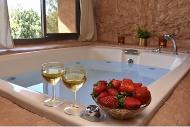 מול הרים וים - מלכת המערות