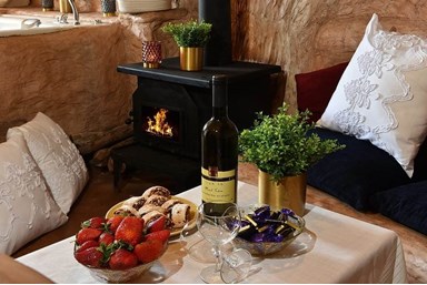 מול הרים וים - מלכת המערות