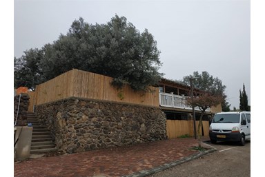 אורחן המצוק - החצר