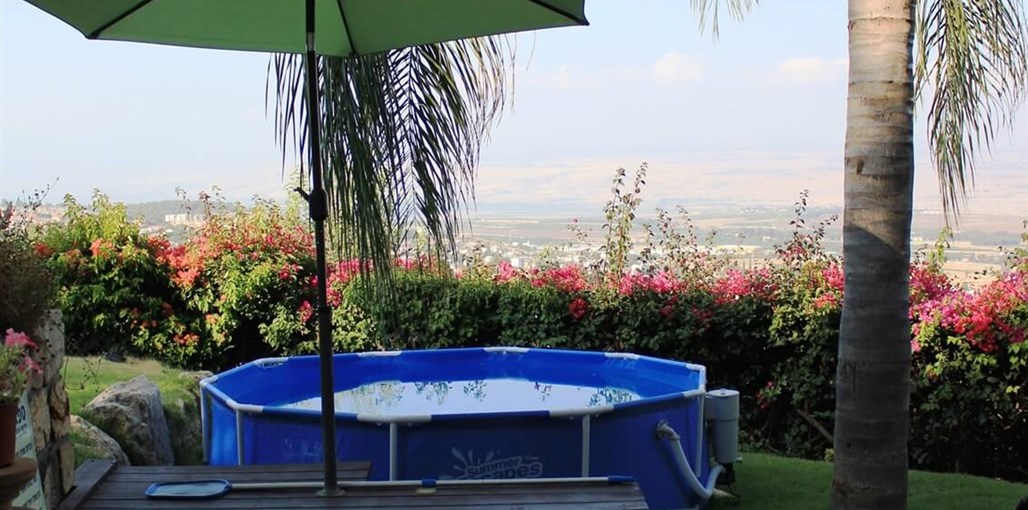 אחוזת לה בלה קאסה החצר והבריכה (7).jpg