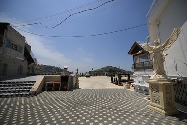 אחוזת סמי המארח - הבריכה והחצר