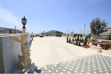 אחוזת סמי המארח - הבריכה והחצר