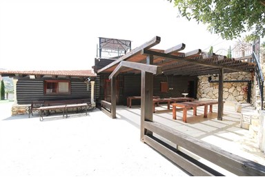 אחוזת סמי המארח - הבריכה והחצר