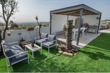 סוויטות מיאמור - החצר והבריכה