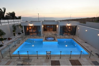 רינג דה בל - הבריכה והחצר