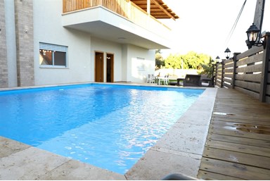 עלות השחר בגליל - הבריכה והחצר