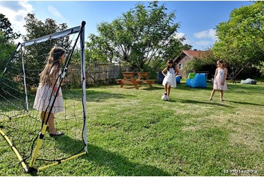 אלת הגליל - החצר והבריכה