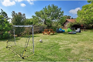 אלת הגליל - החצר והבריכה