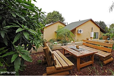 מקום בלב - לימן - החצר והבריכה