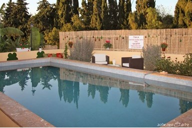 מקום בלב - לימן - החצר והבריכה