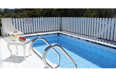 בקתות קסם בלבן - הבריכה והחצר