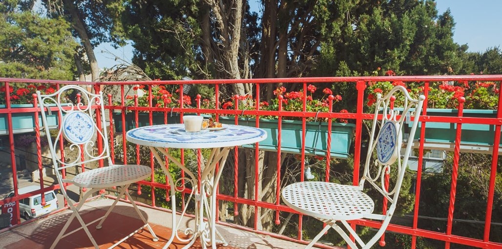 מלון המושבה סוויטה עם מרפסת זוגי (4).jpg