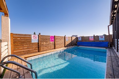 זריחה בכרמל - בריכה, חצר ונוף