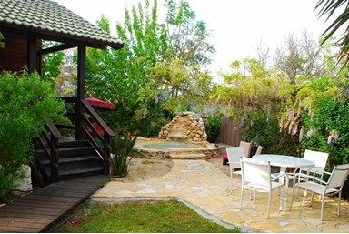 אוטופיה - חצר ובריכה