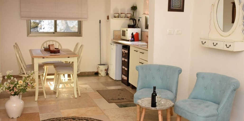 אוטופיה אוטופיה - בקתת האבן (7).JPG