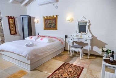 אוטופיה - בקתת אבן