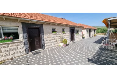 עמרו צימר - הבריכה והחצר