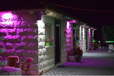 עמרו צימר - הבריכה והחצר