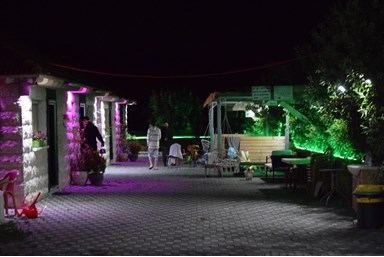 עמרו צימר - הבריכה והחצר