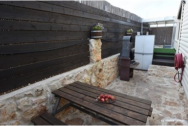 בקתה בשמורה - החצר והבריכה