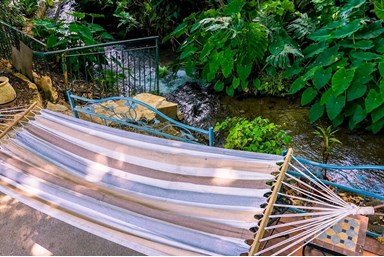 מכחול ורוח - חצר על גדות הנחל