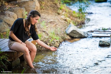 מכחול ורוח - חצר על גדות הנחל