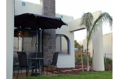 סוויטות שלווה ונוי - החצר והנוף