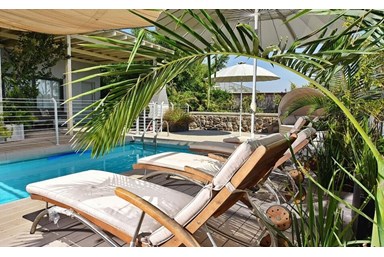 צימר נועם לב - החצר והבריכה